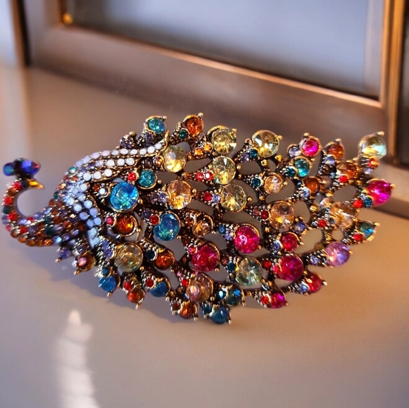 Peacock Brooch with many colors of Rhinestones on a gold-tone metal background - Picture 1 of 5